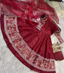 Elegant Embroidered 3-Piece Maxi Suit – Silk & Organza for a Glamorous Look